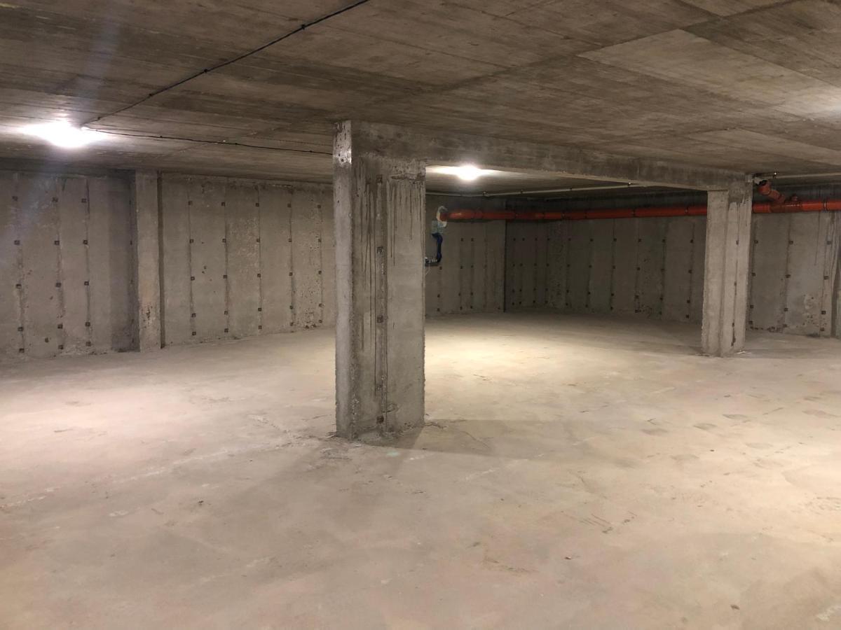 Luxury 2 Free Underground Parking Apartment